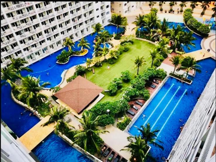 5 Star Shore Residences MOA Luxury Suite with Bayview Pool Access