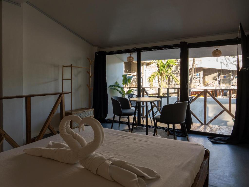 Sip Sunset Hostel and Lounge