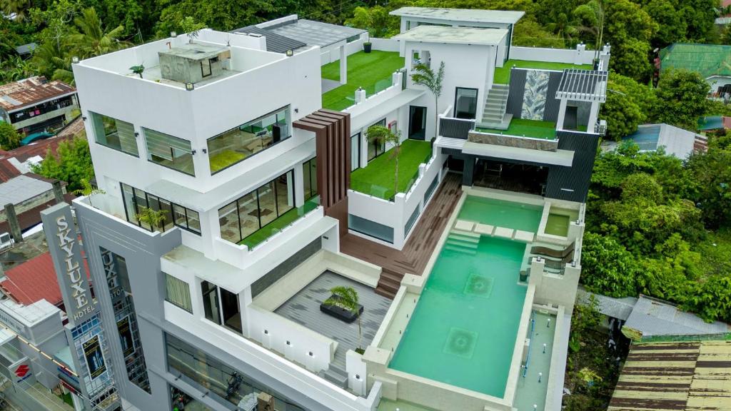 Skyluxe Hotel