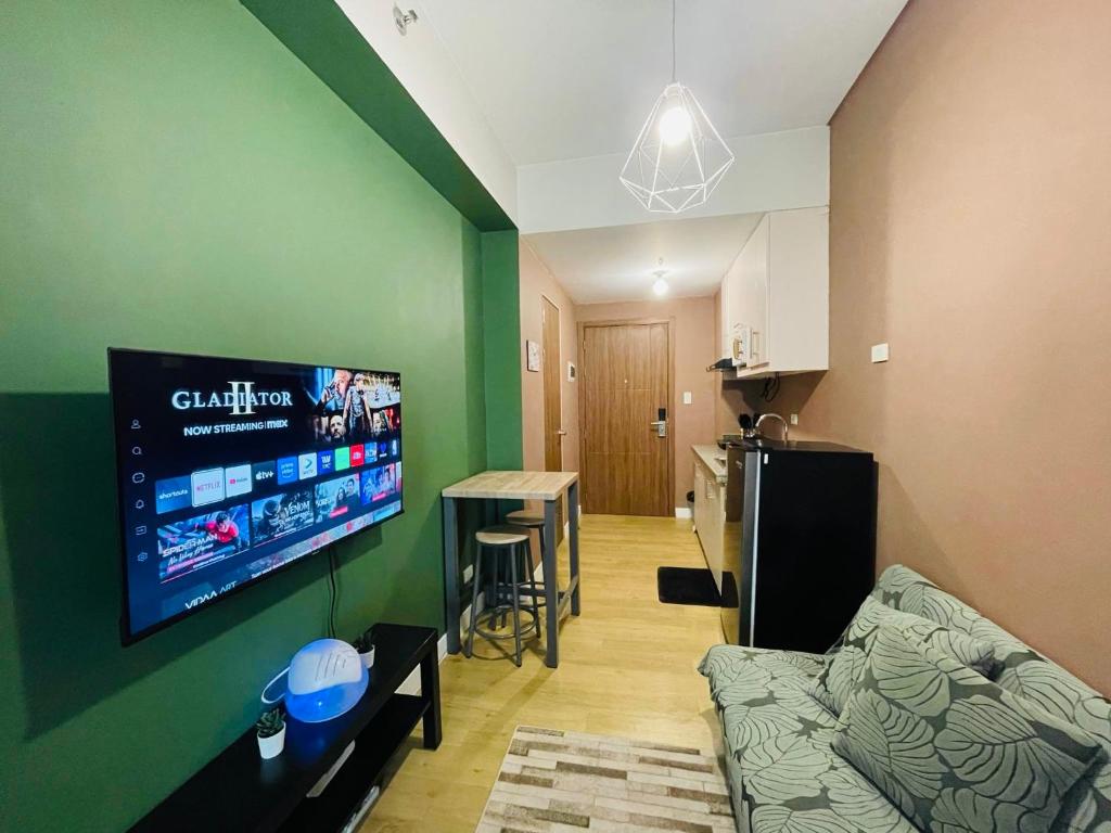 SPRING RESIDENCES - 2BR Condo near Airport with balcony and pool views