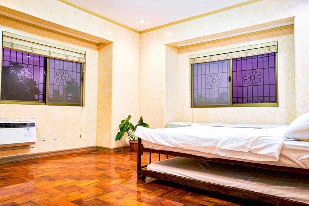 Spacious Family House in Tagaytay with Billiards, Garden, and Courtyard
