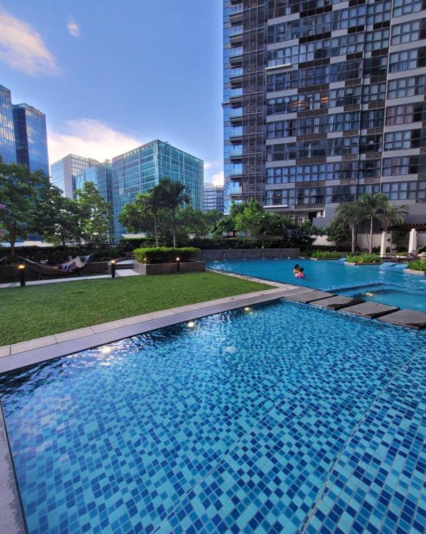 Staycations Up Above 14 @ BGC 1BR