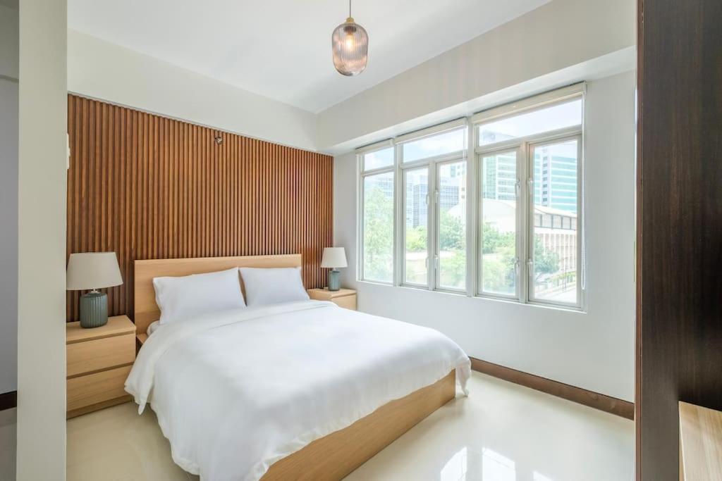 Modern Stylish Condo in Stamford McKinley Wi-Fi