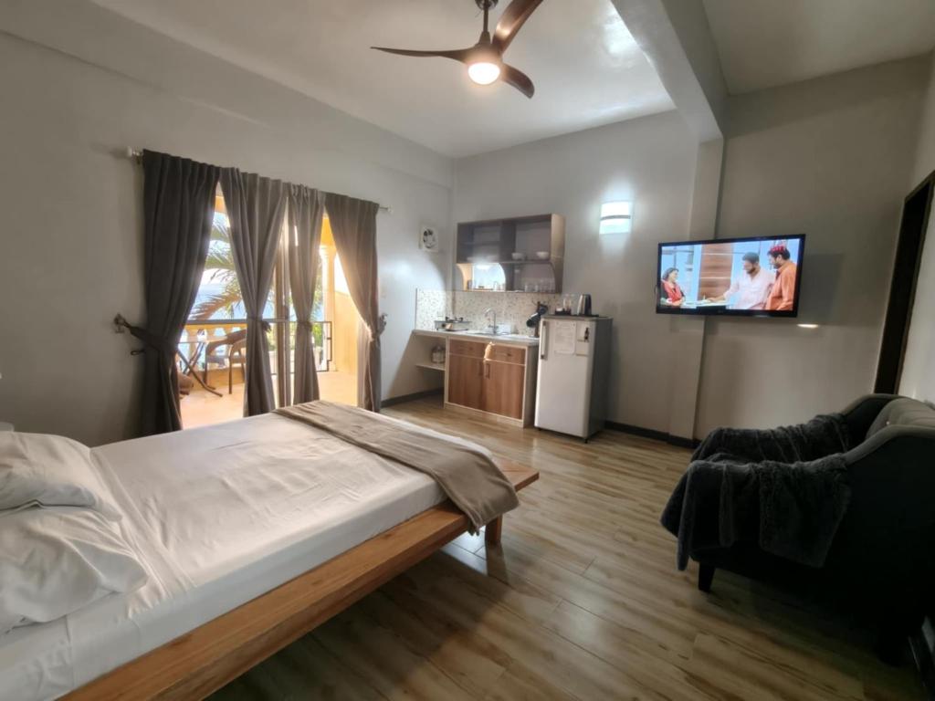 Studio apartment with ocean views and pool