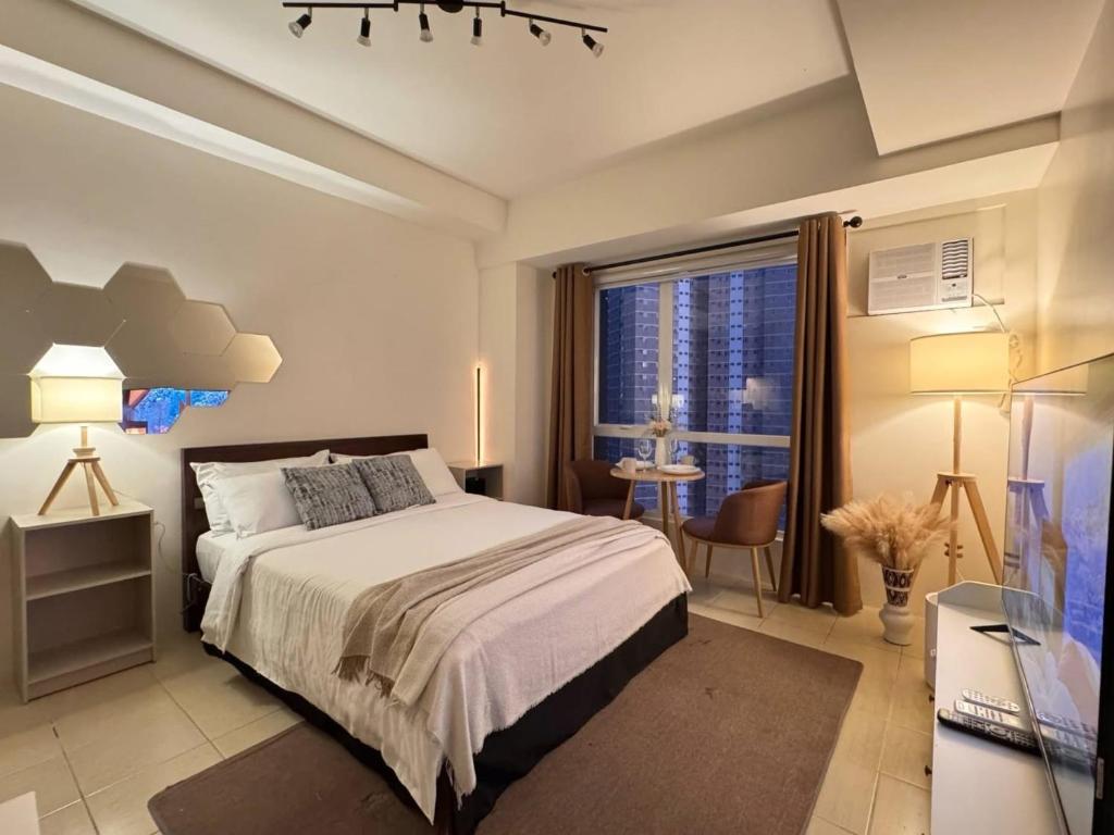 Camari Mandaluyong Staycation 1 with PS4, 400mbps WiFi, Pool, Netflix near MRT Boni, BGC, Megamall, Makati