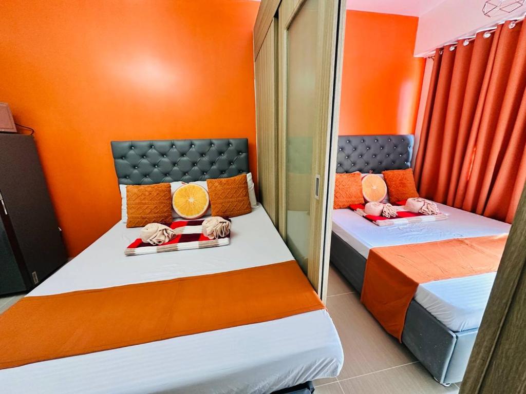Orange ROOM near Moa Airport 2 Beds