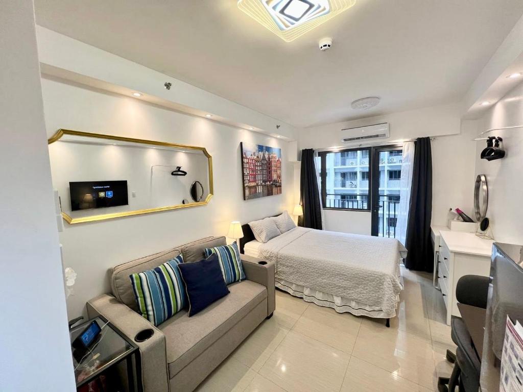 The Grand Staycation at MOA - Unit 7102 Hotel-like