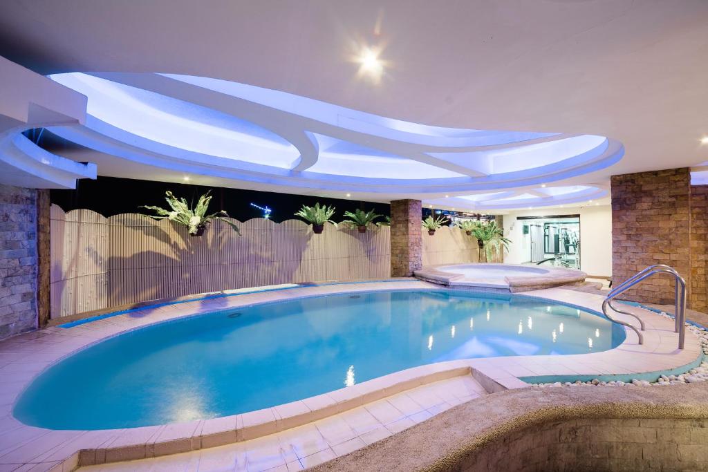 The Pinnacle Hotel and Suites