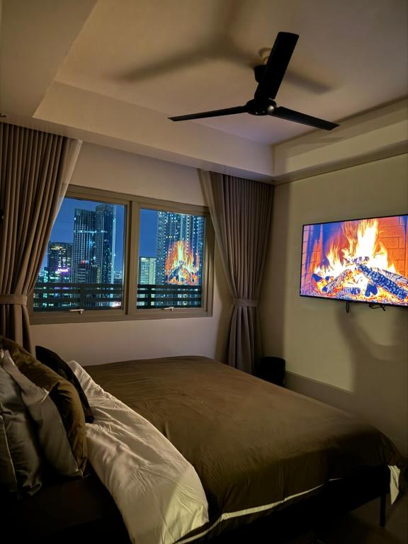 Modern 1BR Executive Suite l Best City View of BGC l The Residences BCCT