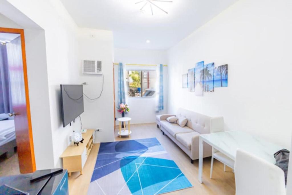 Tropical 2BR with Pool Pets OK & Walk to Beach