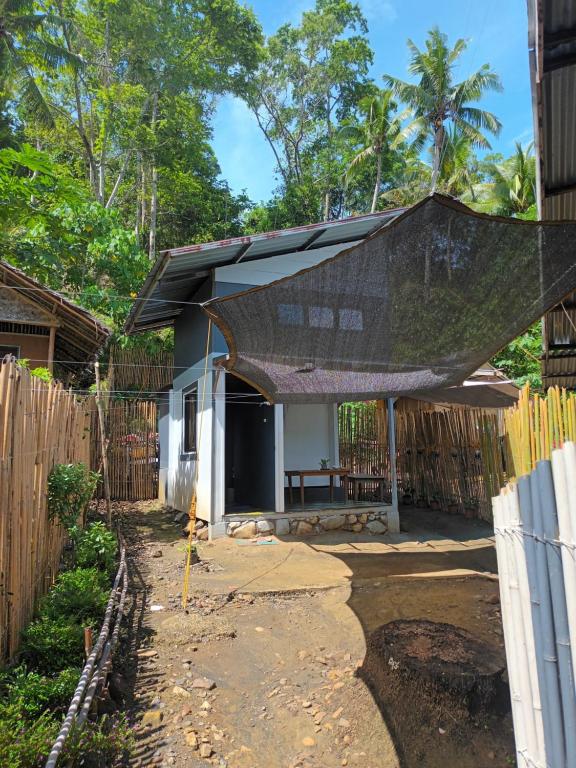 Tupi's Beachfront Minihouse