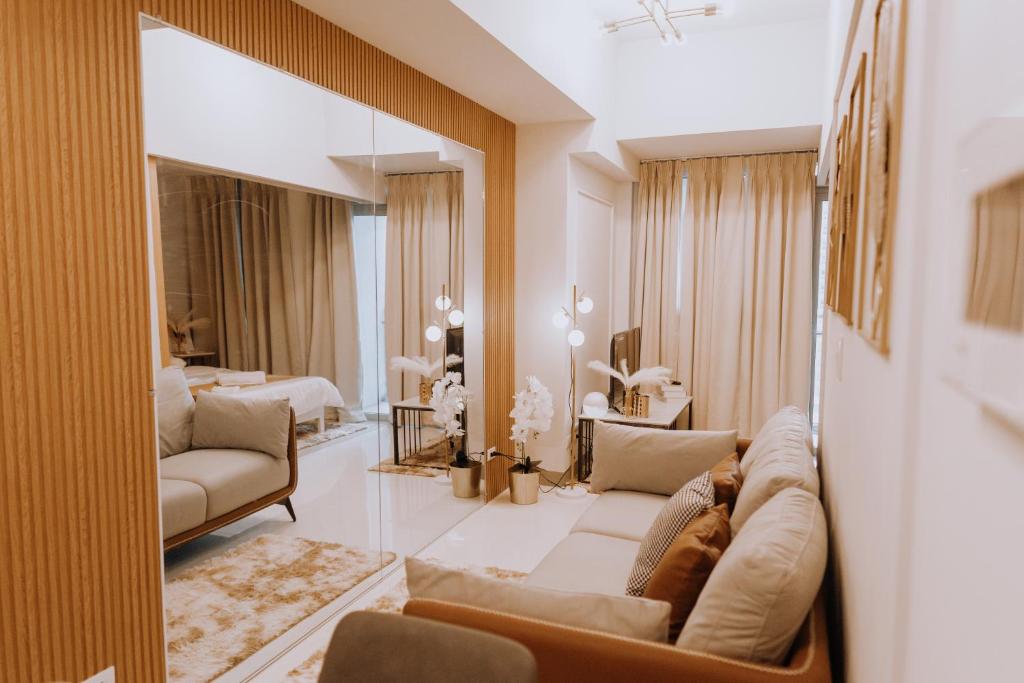 Uptown Parksuites Elegant 1BR with Balcony and Washer