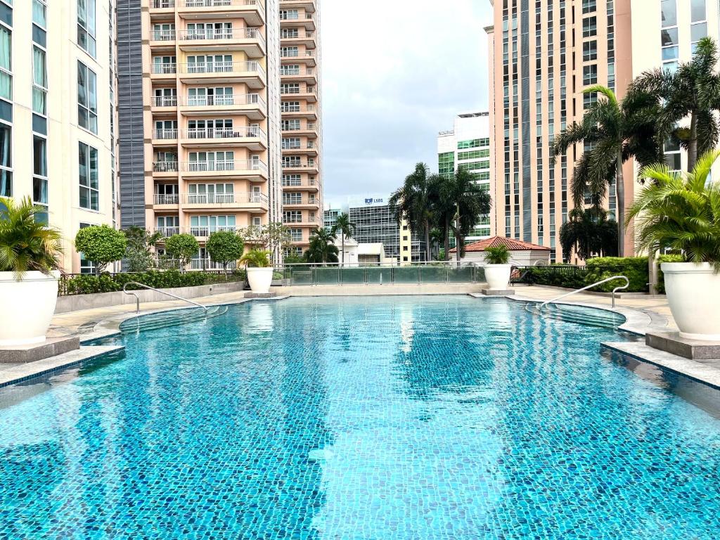 Venice BGC Luxury Condo - Balcony, Pool, Wi-Fi