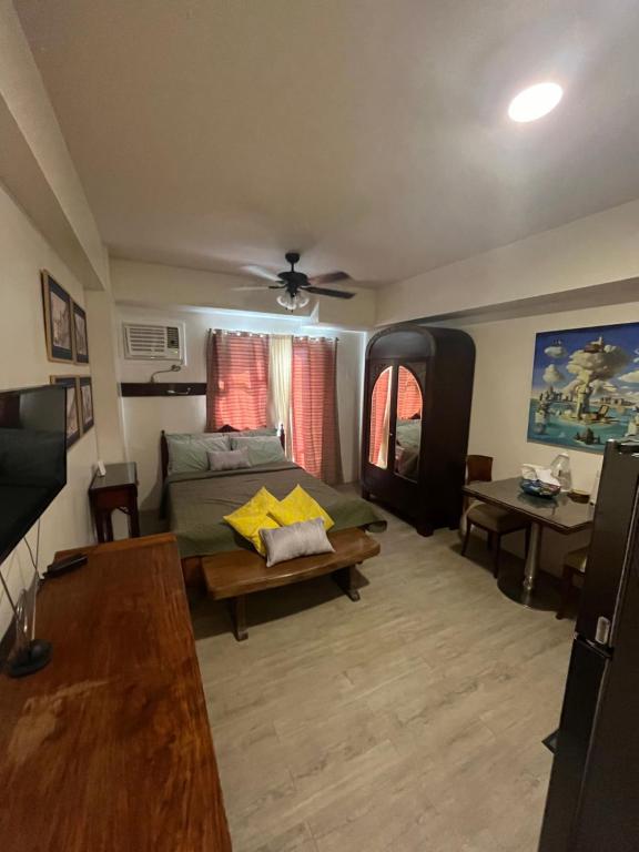 Vinatge Modern Studio Condo Unit w/ Balcony