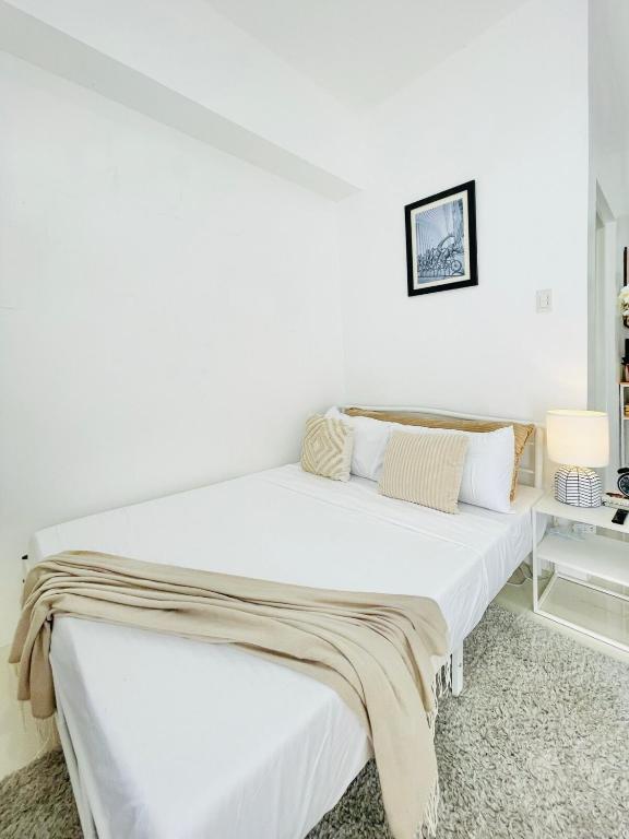 WV 21 Bright & Airy Studio